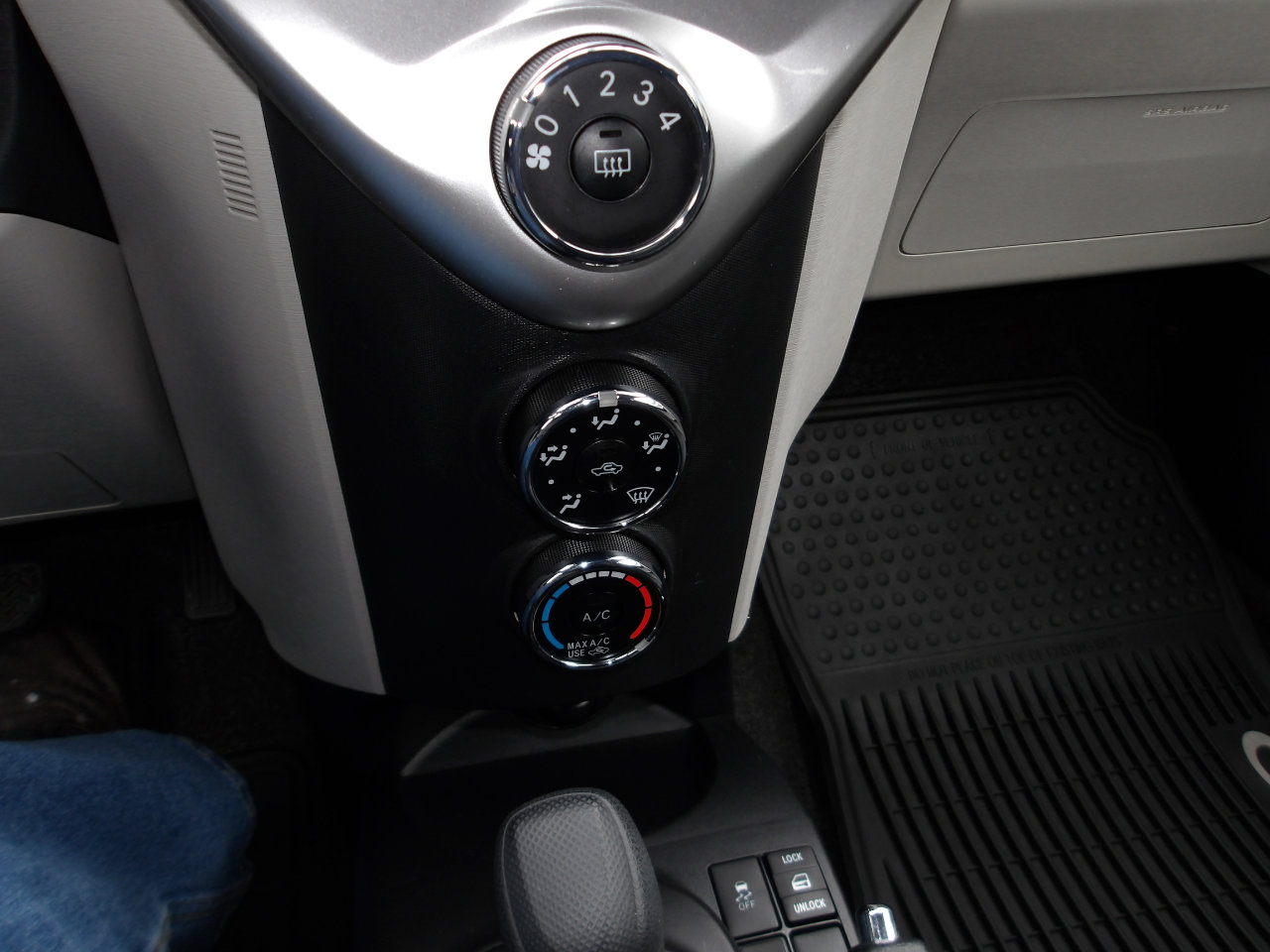 Used 2012 Scion iQ w/ Rear Speaker Pkg image 17