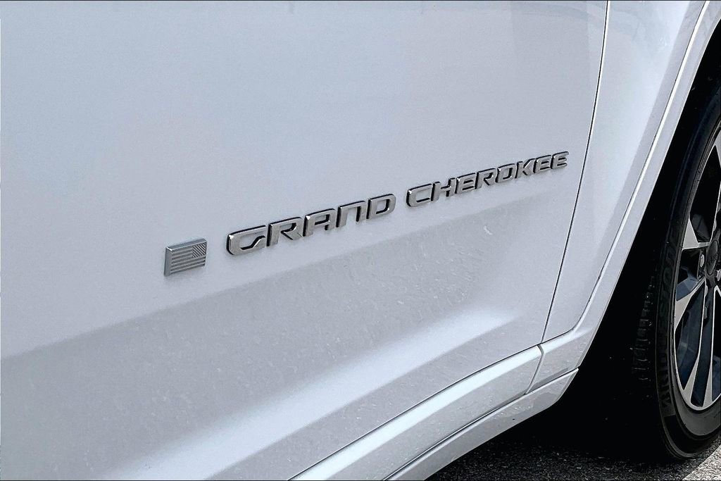 Used 2023 Jeep Grand Cherokee L Overland w/ Rear Seat Video Group I AWD/4WD image 32