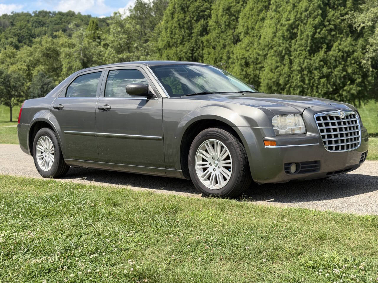 Used 2009 Chrysler 300 Touring RWD image 2