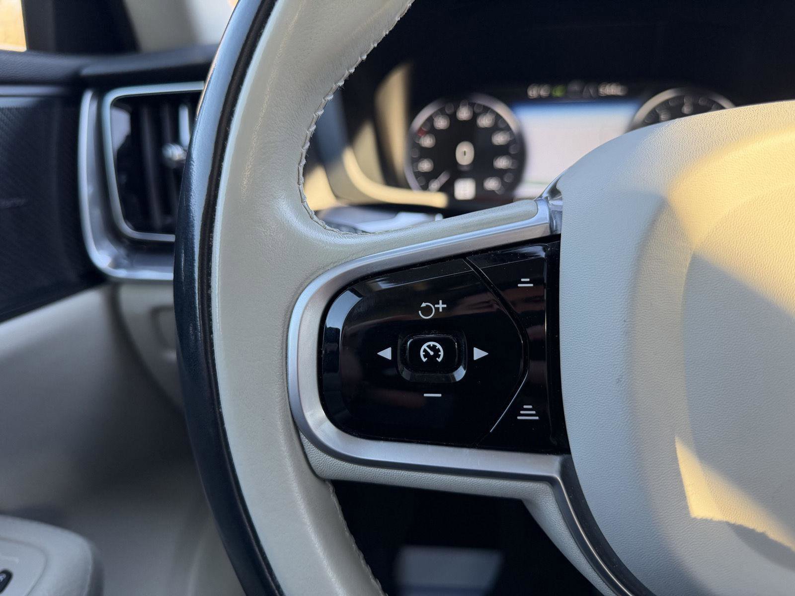 Used 2020 Volvo S60 T5 Momentum image 15