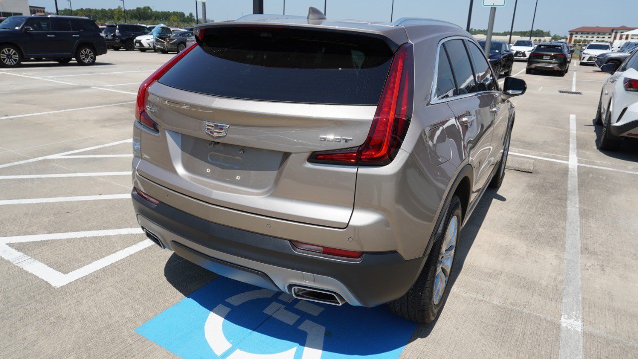 Used 2022 Cadillac XT4 Premium Luxury w/ Enhanced Visibility Package FWD image 7