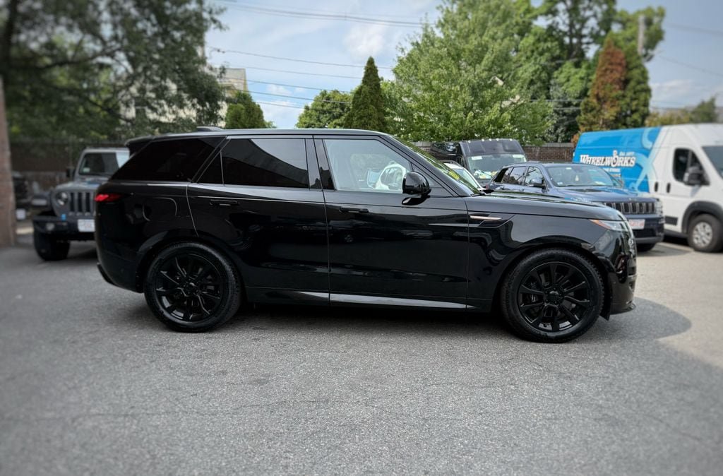 Used 2023 Land Rover Range Rover Sport SE Dynamic AWD/4WD image 4