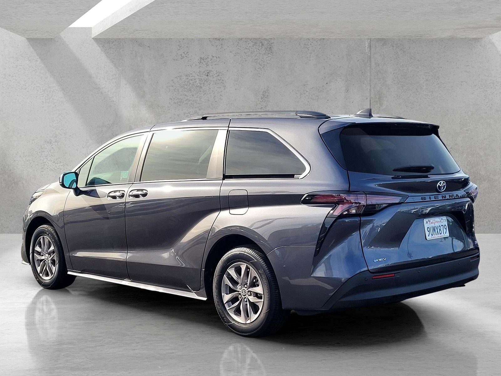 Used 2025 Toyota Sienna XLE image 6