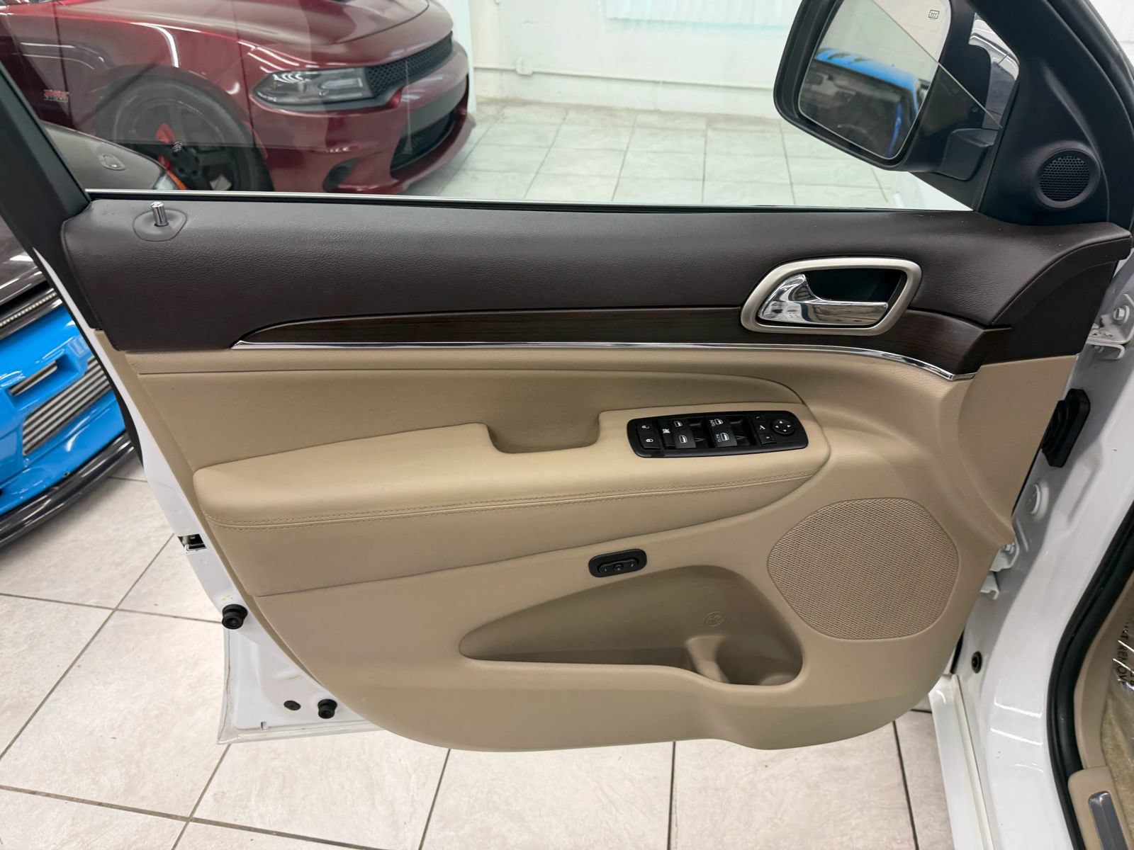 Used 2015 Jeep Grand Cherokee Overland AWD/4WD image 13