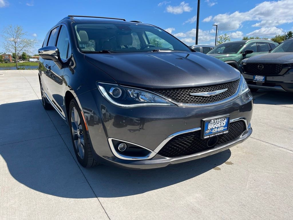 Used 2018 Chrysler Pacifica Limited w/ Tire & Wheel Group FWD image 2