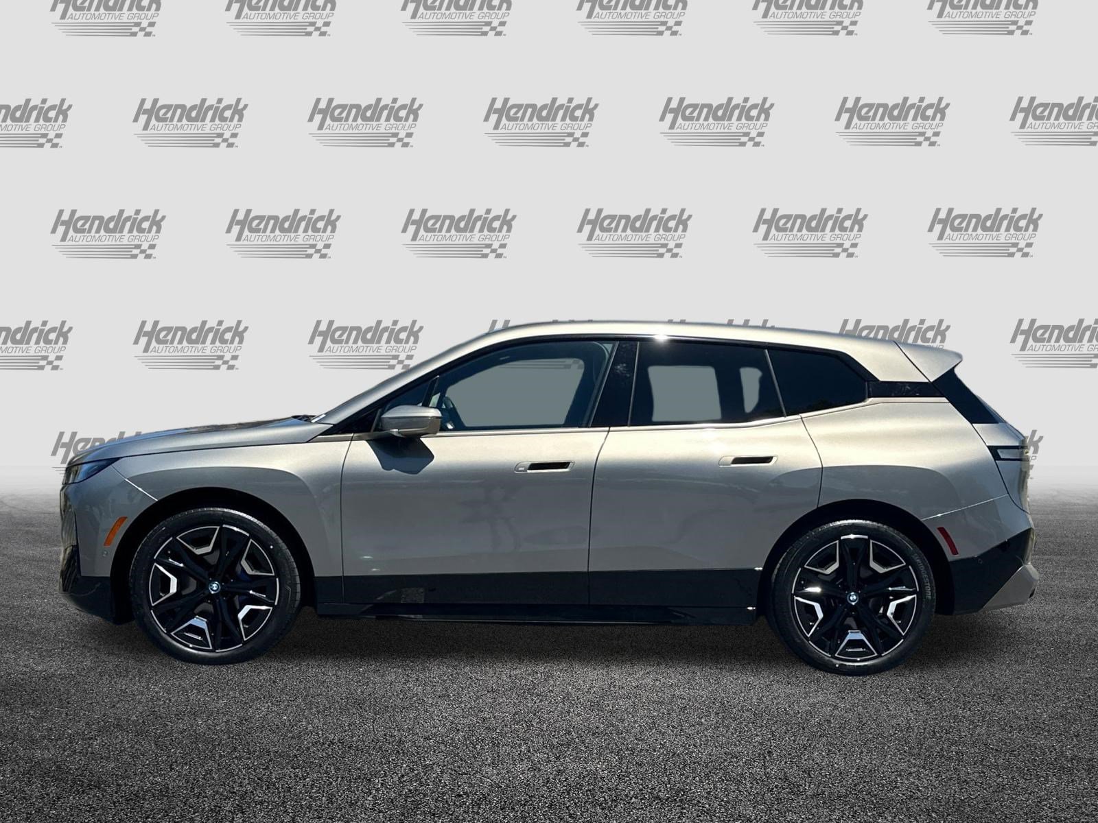 Used 2023 BMW iX xDrive50 w/ Sport Package AWD/4WD image 8