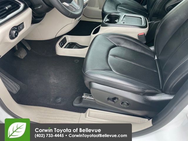 Used 2024 Chrysler Pacifica Touring-L image 9