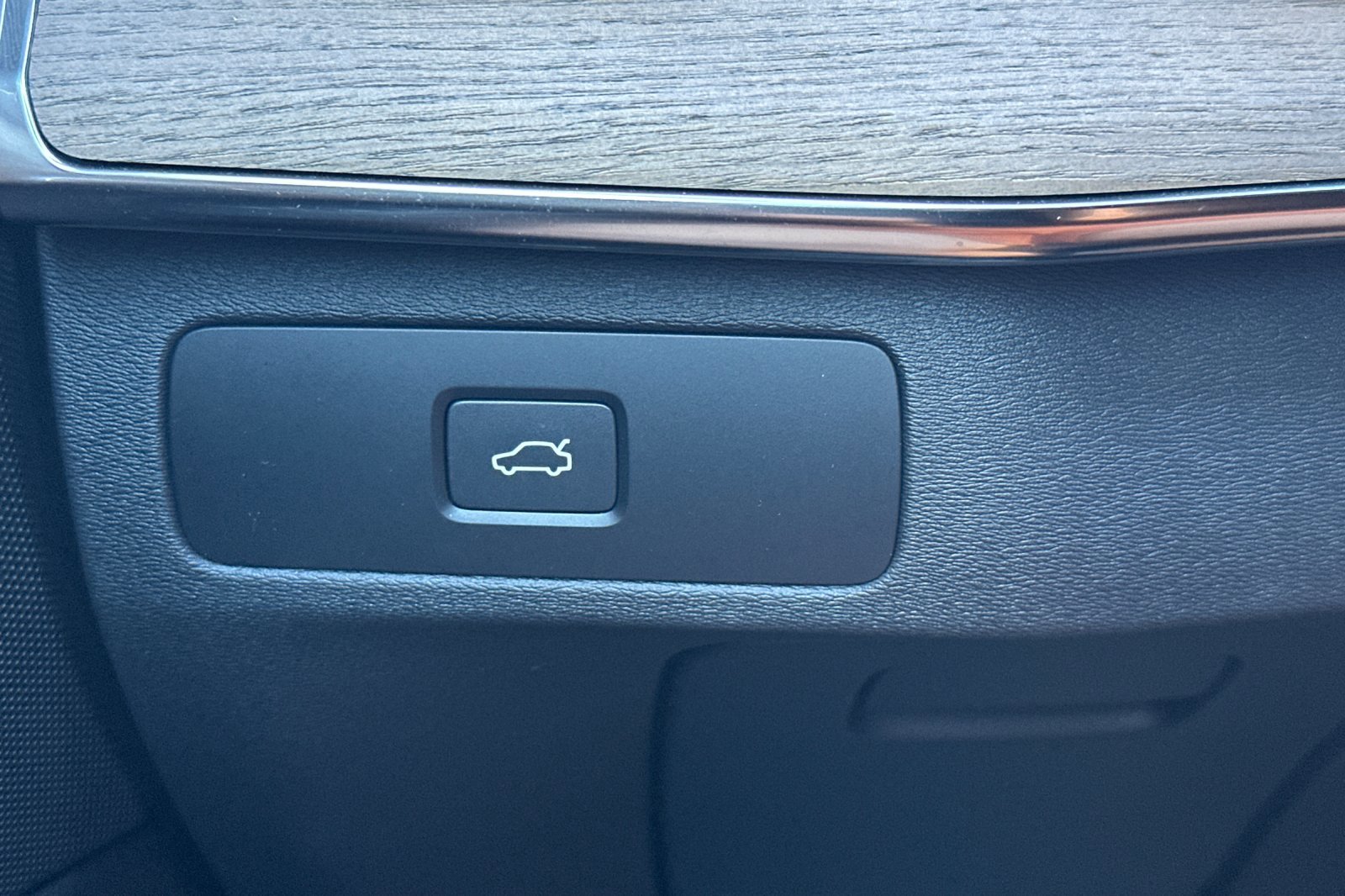 Certified 2025 Volvo XC90 B5 Core w/ Protection Package Premier image 31