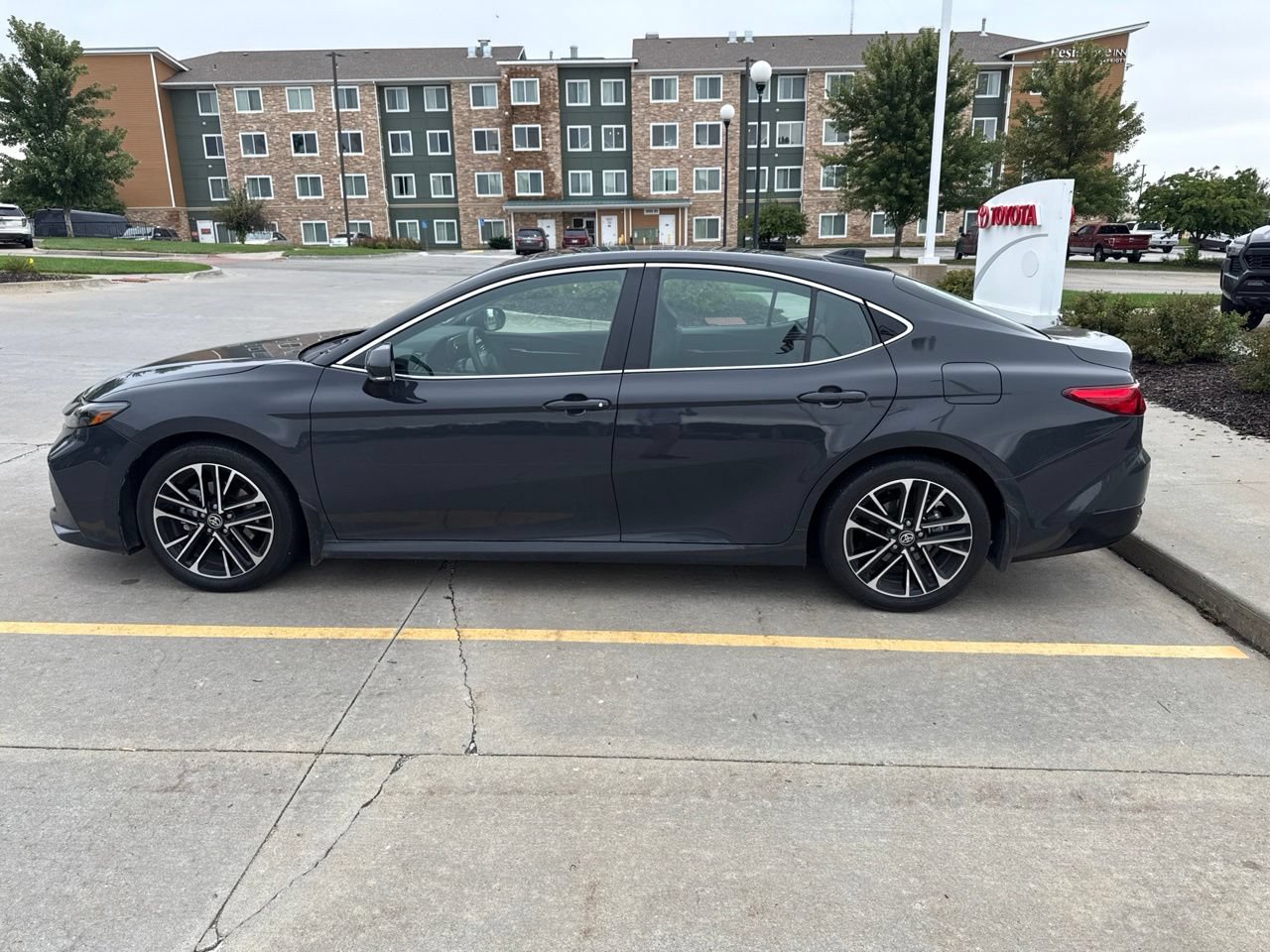 Used 2025 Toyota Camry XLE w/ Premium Plus Package FWD image 3