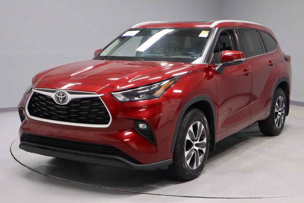Used 2022 Toyota Highlander XLE AWD/4WD image 7