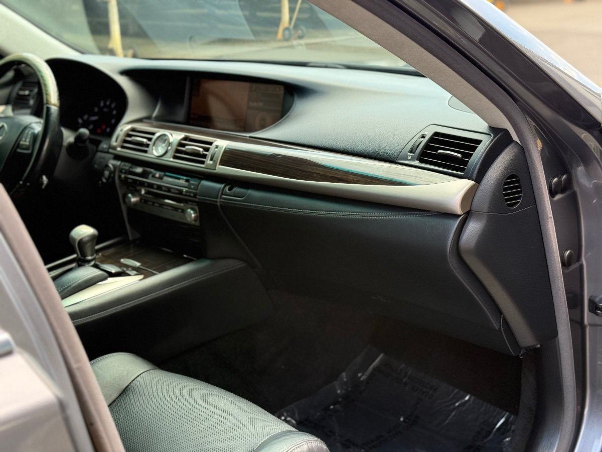 Used 2013 Lexus LS 460 w/ Comfort Pkg RWD image 13