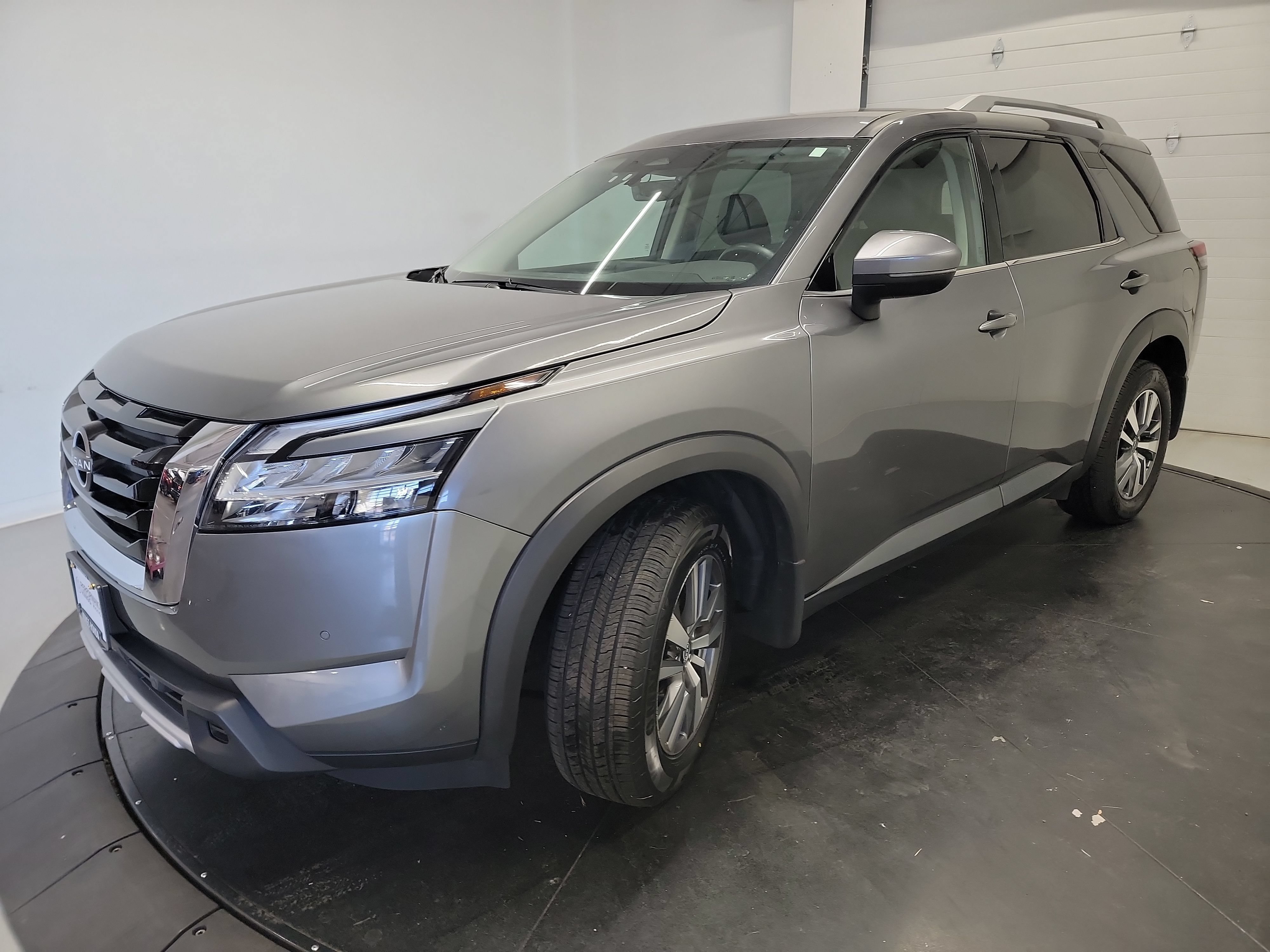 Used 2024 Nissan Pathfinder SL AWD/4WD image 3