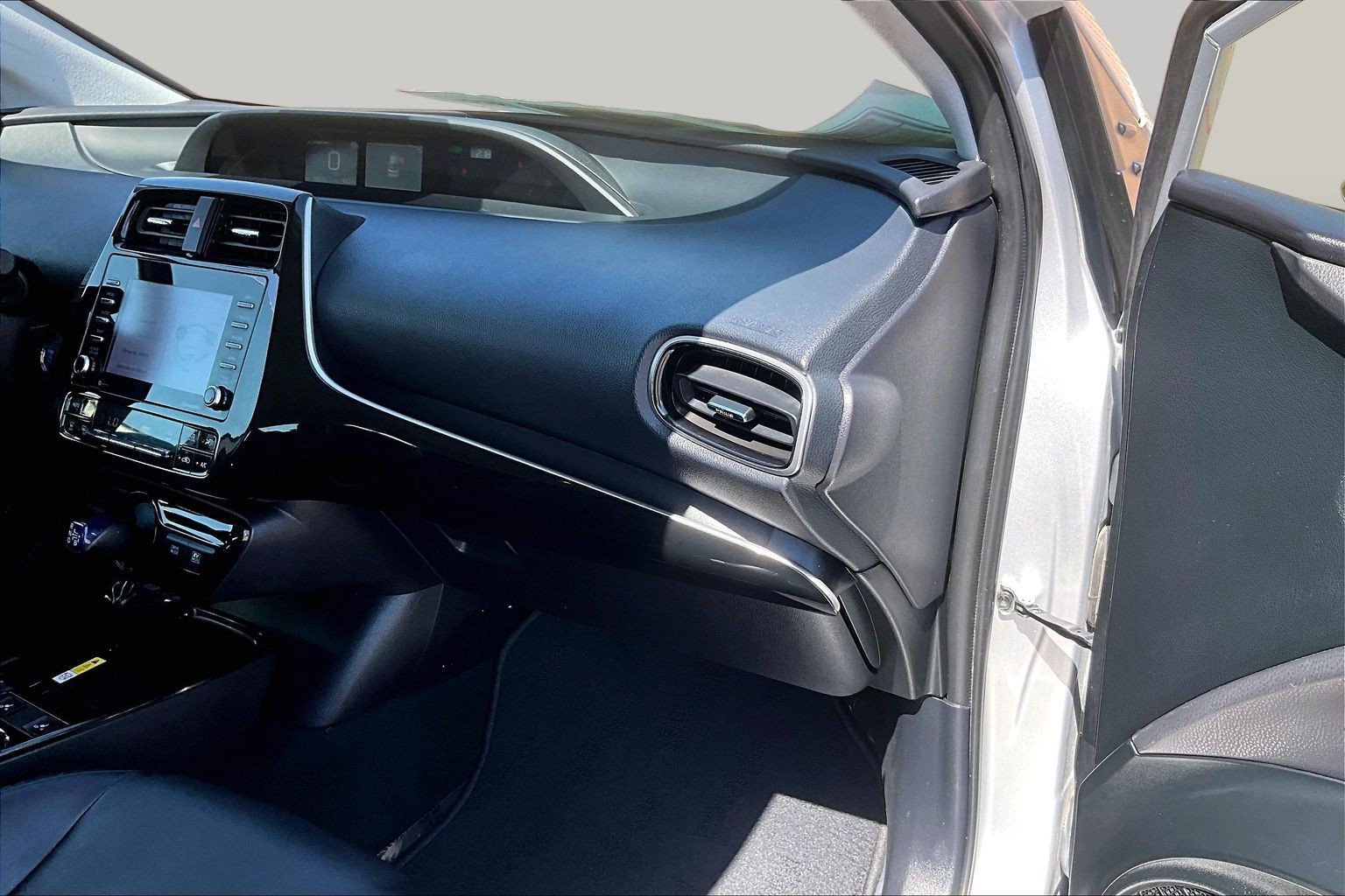 Used 2022 Toyota Prius XLE FWD image 15