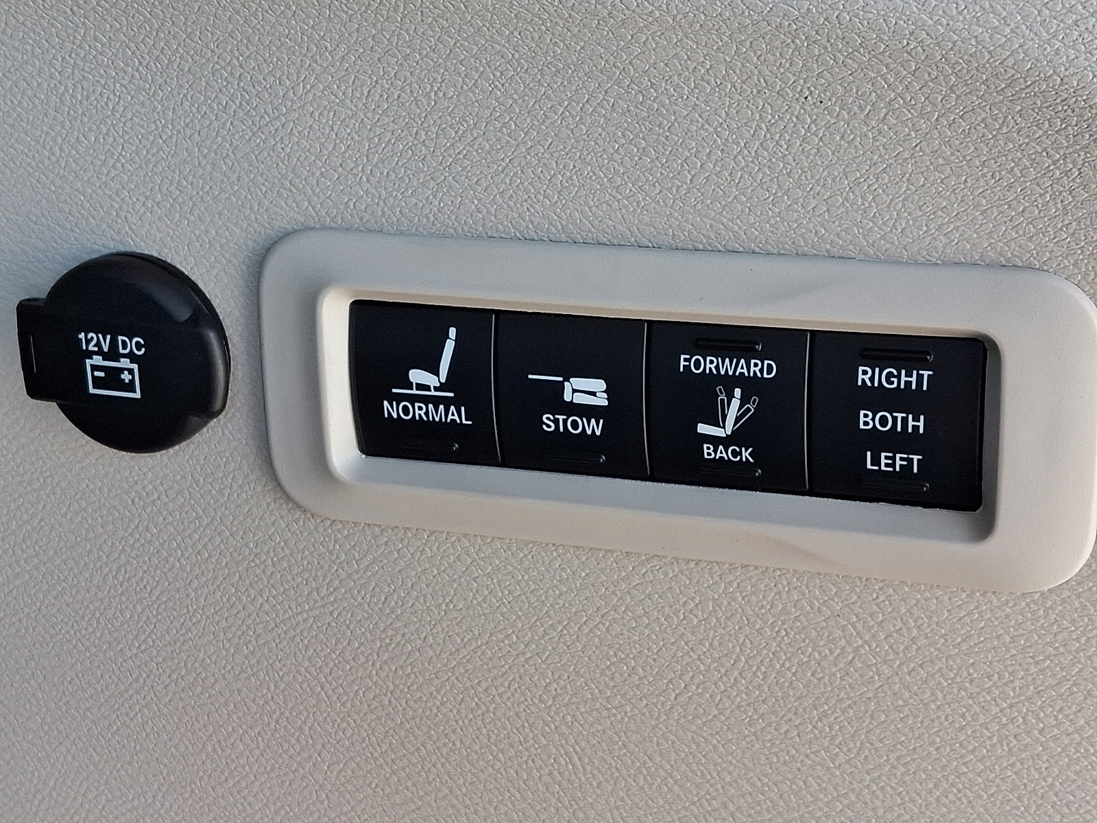Used 2023 Chrysler Pacifica Limited w/ Uconnect Theater Family Group FWD image 34