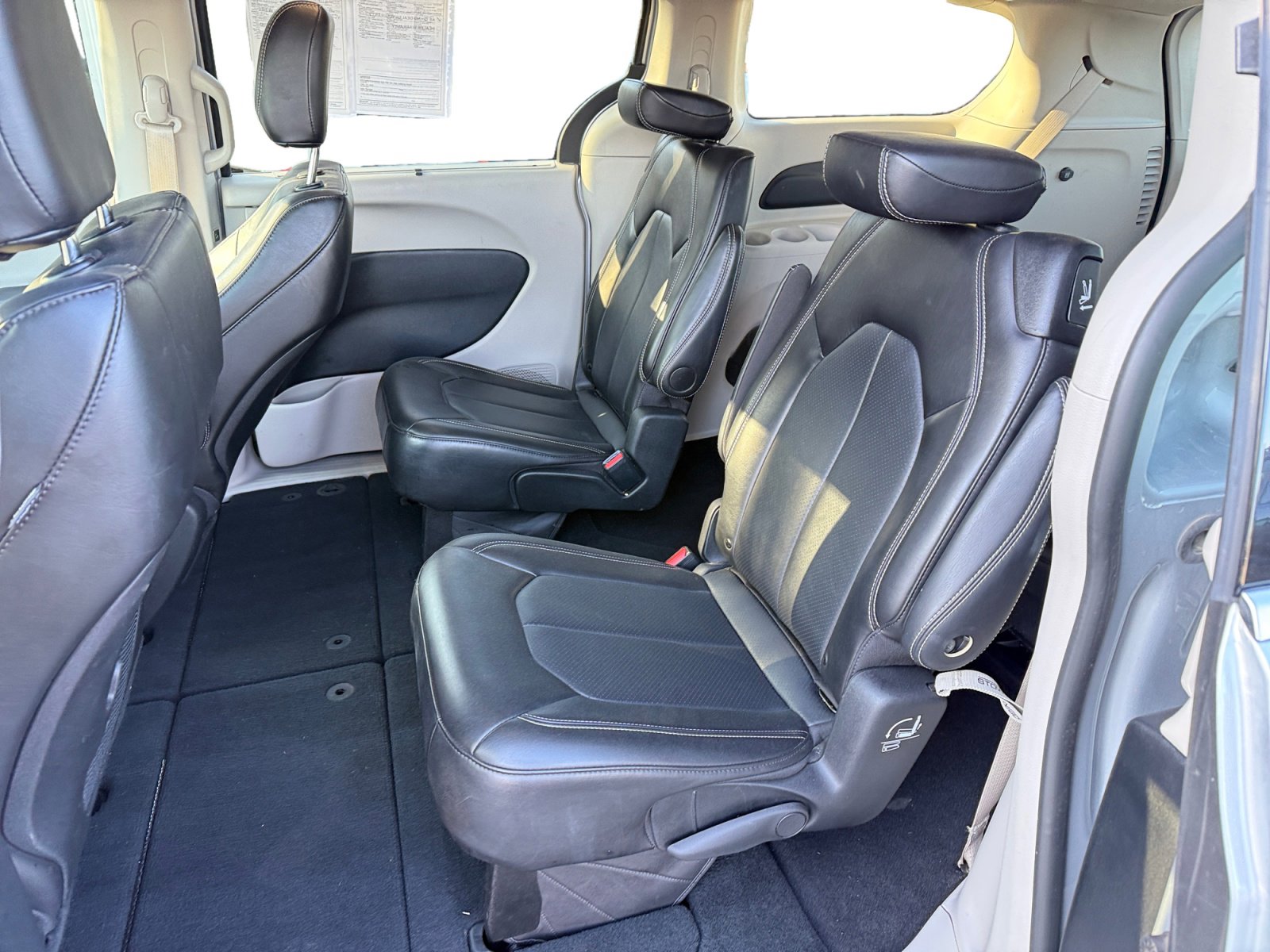 Used 2024 Chrysler Pacifica Touring-L image 16