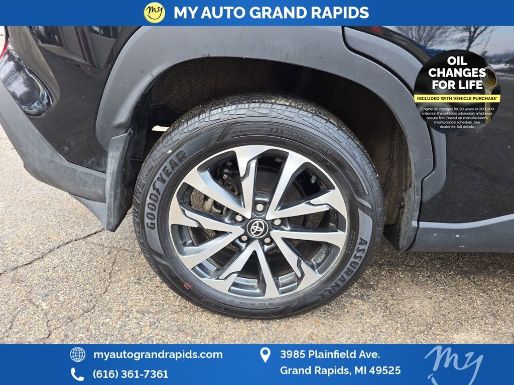 Used 2024 Toyota Corolla Cross XLE w/ Convenience Package image 39