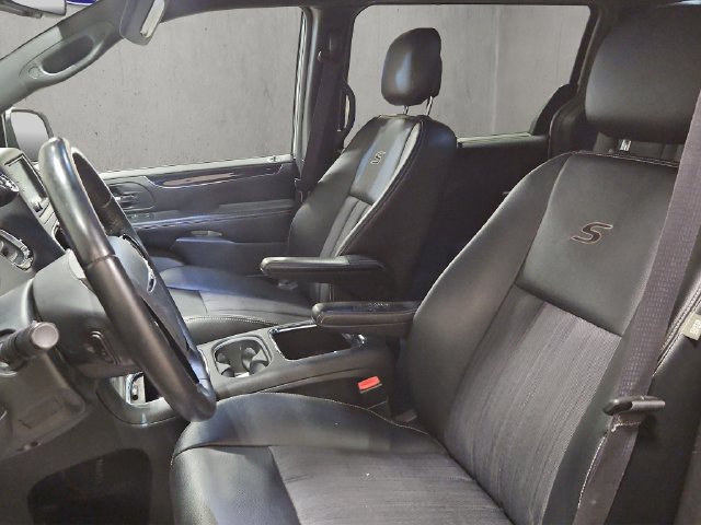 Used 2015 Chrysler Town & Country S FWD image 12