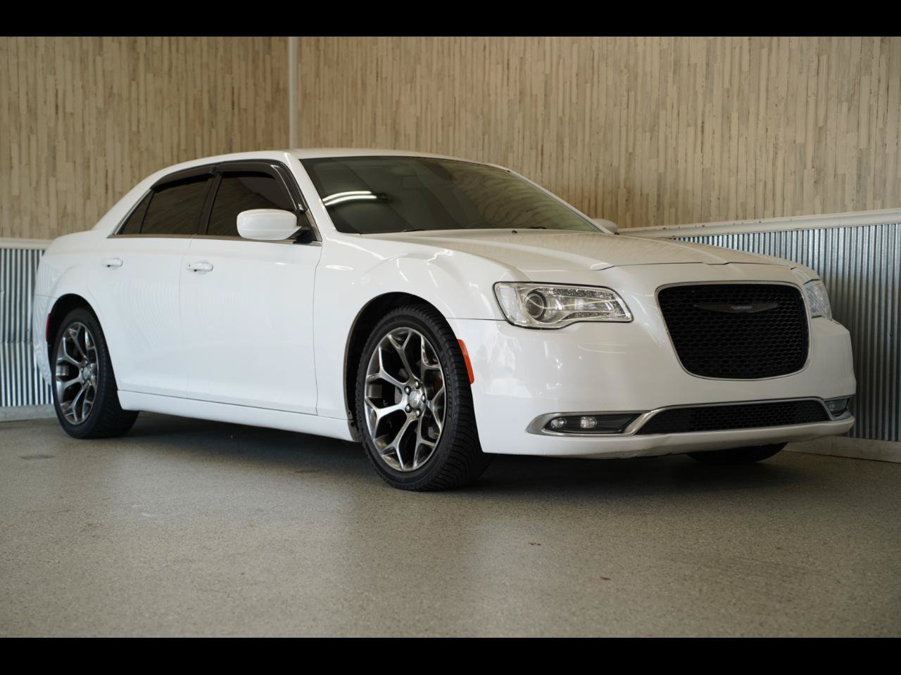Used 2018 Chrysler 300 Touring L RWD image 1
