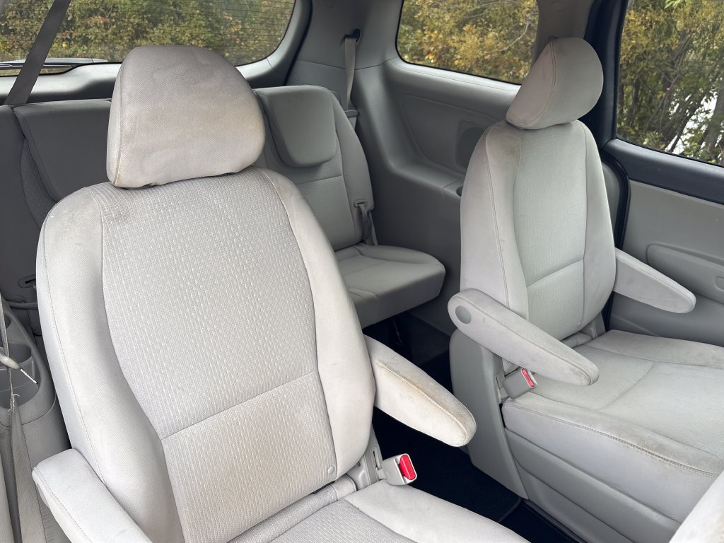 Used 2018 Kia Sedona L FWD image 11
