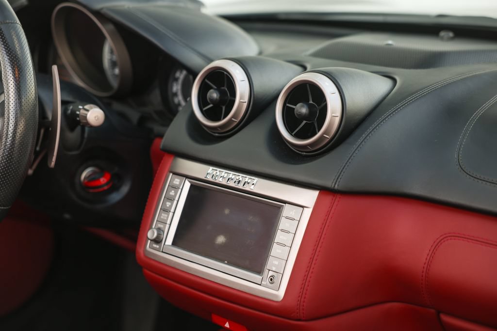 Used 2010 Ferrari California RWD image 29
