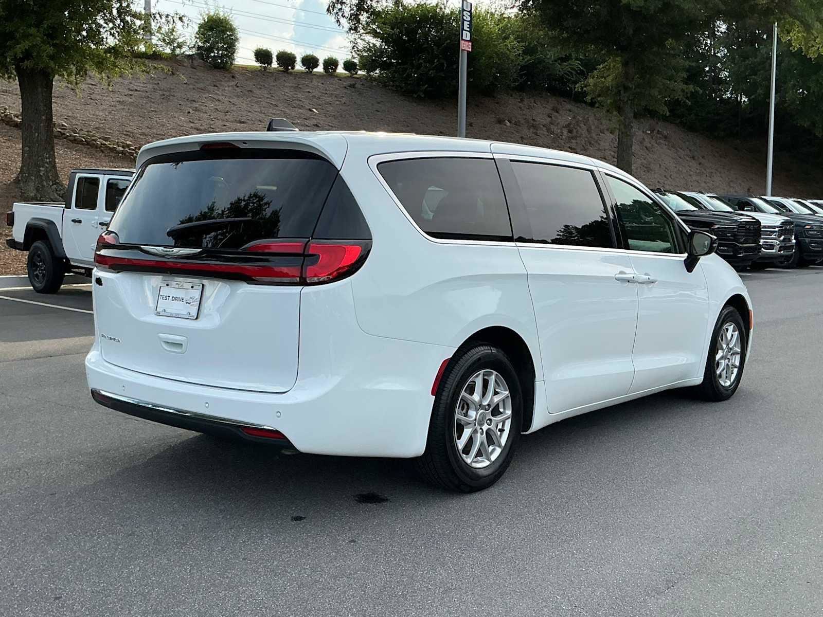 Used 2024 Chrysler Pacifica Touring-L FWD image 5
