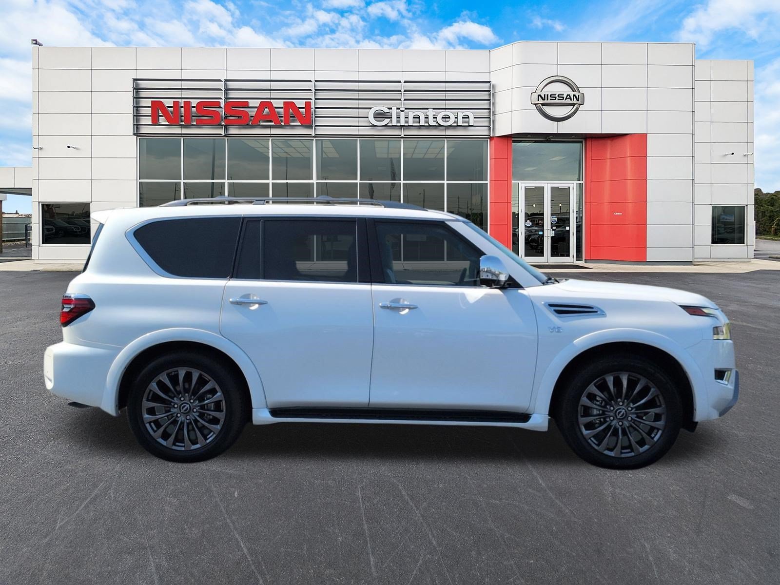 Used 2022 Nissan Armada Platinum w/ Captain's Chairs Package RWD image 2