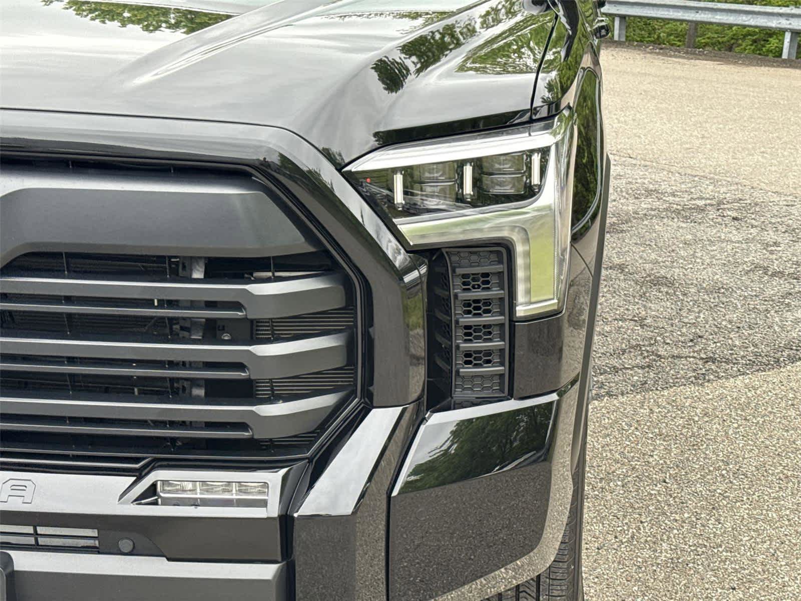 Used 2024 Toyota Tundra Limited AWD/4WD image 9