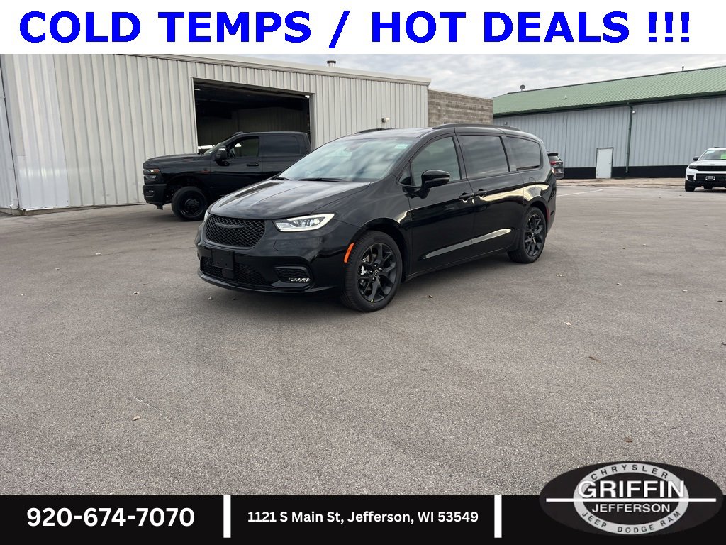 New 2026 Chrysler Pacifica Select w/ S Appearance Package image 3