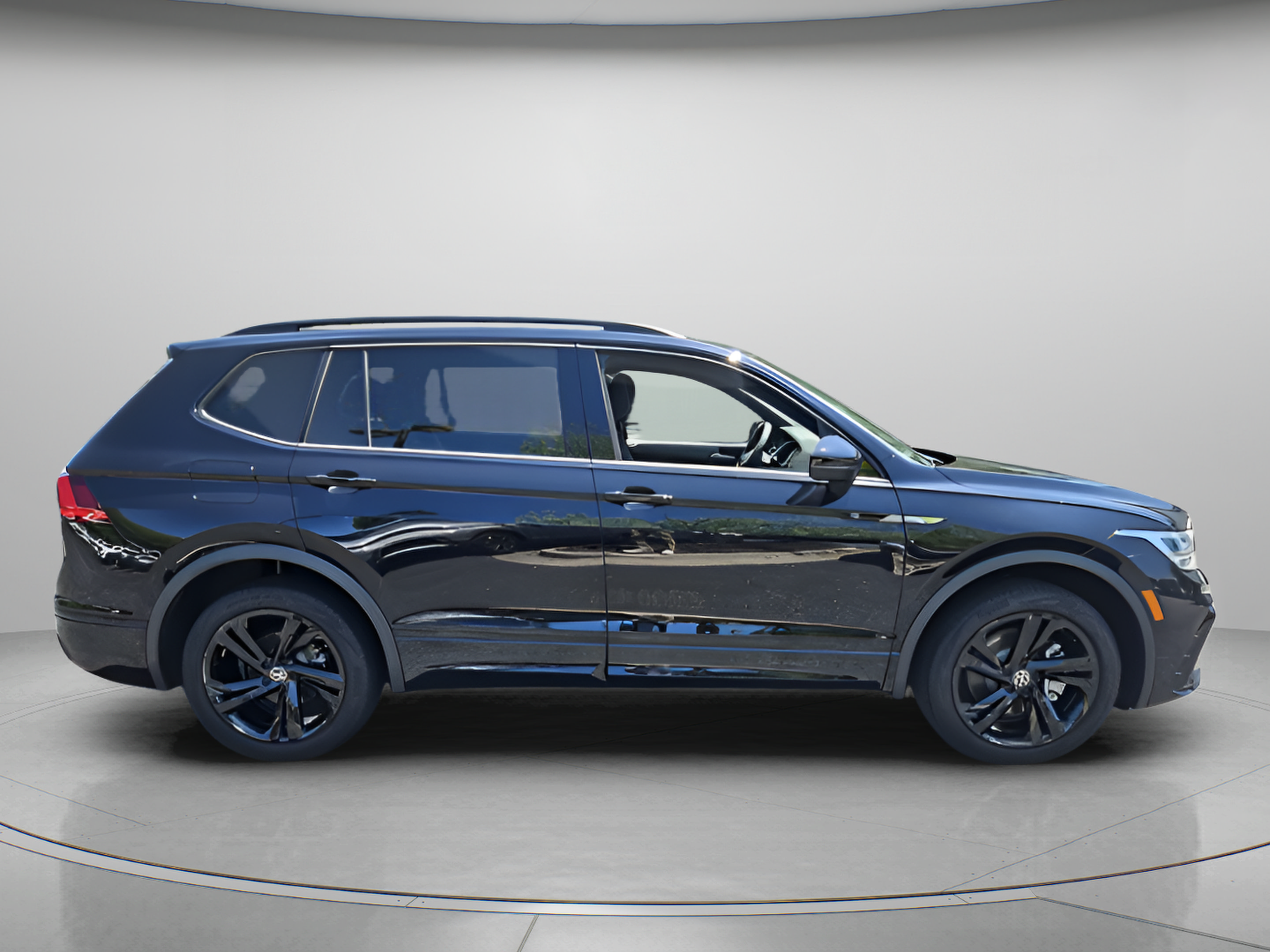 Certified 2023 Volkswagen Tiguan SE R-Line FWD image 6