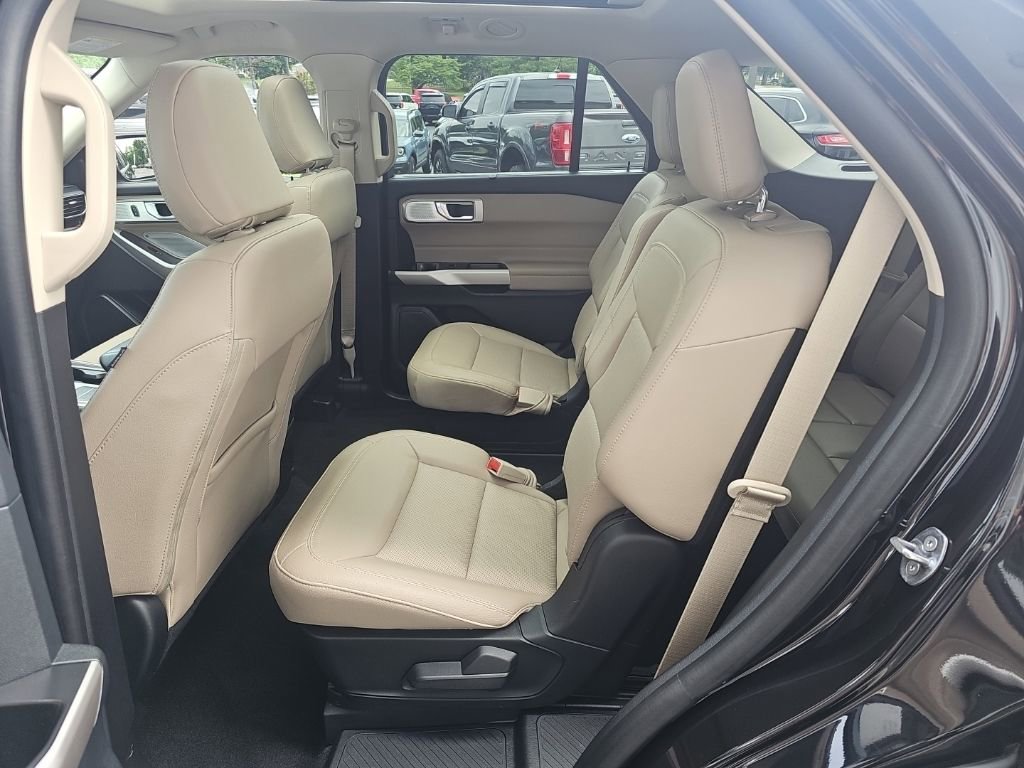 Used 2024 Ford Explorer Limited w/ Limited Technology Package RWD image 12