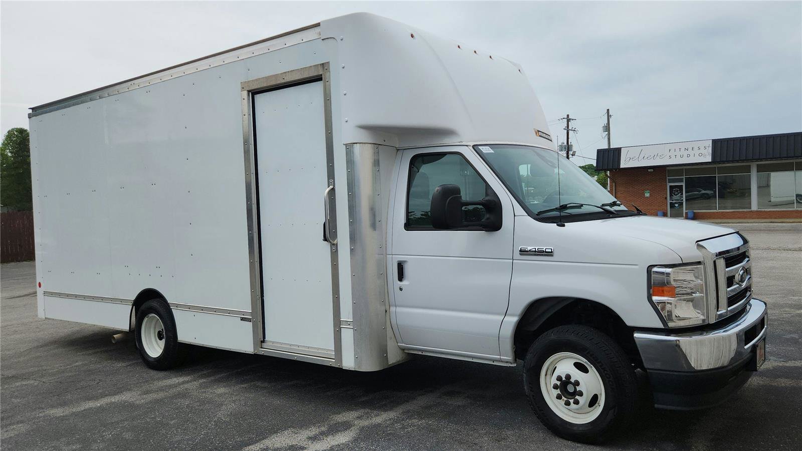 Used 2022 Ford E-450 and Econoline 450 Super Duty RWD image 1