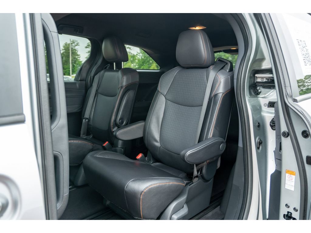 Used 2023 Toyota Sienna XSE AWD/4WD image 16