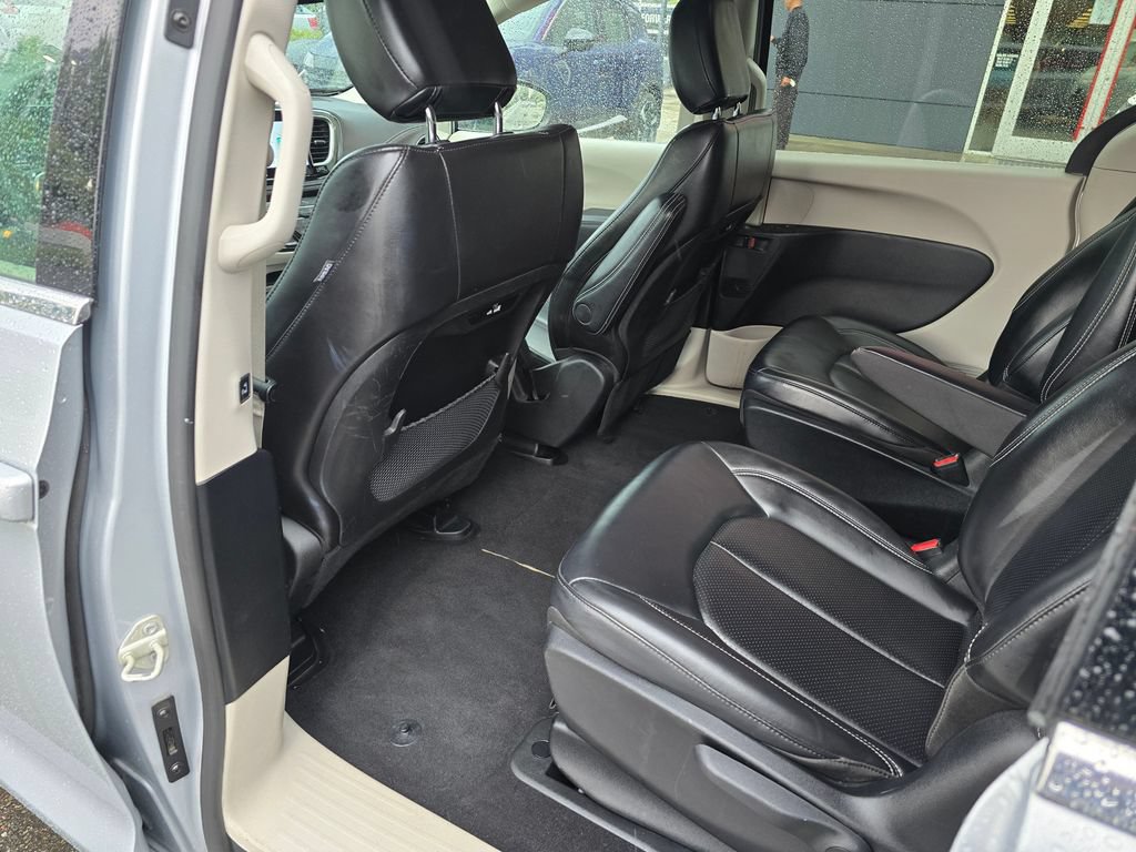 Used 2023 Chrysler Pacifica Touring-L FWD image 12