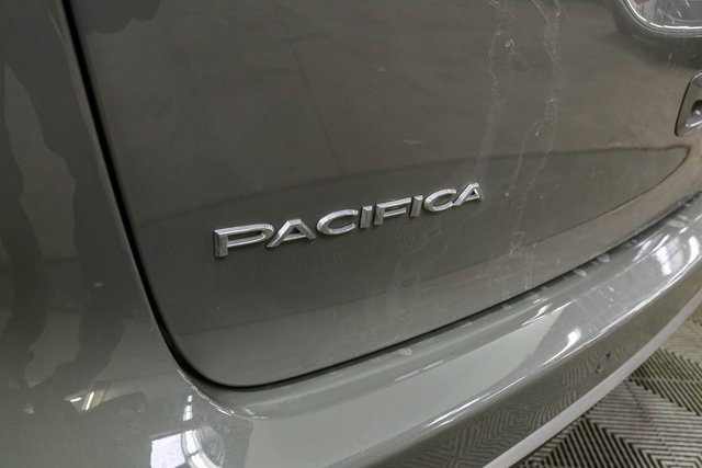 Used 2021 Chrysler Pacifica Touring-L image 9