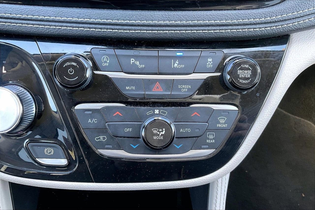 Used 2023 Chrysler Pacifica Limited image 20