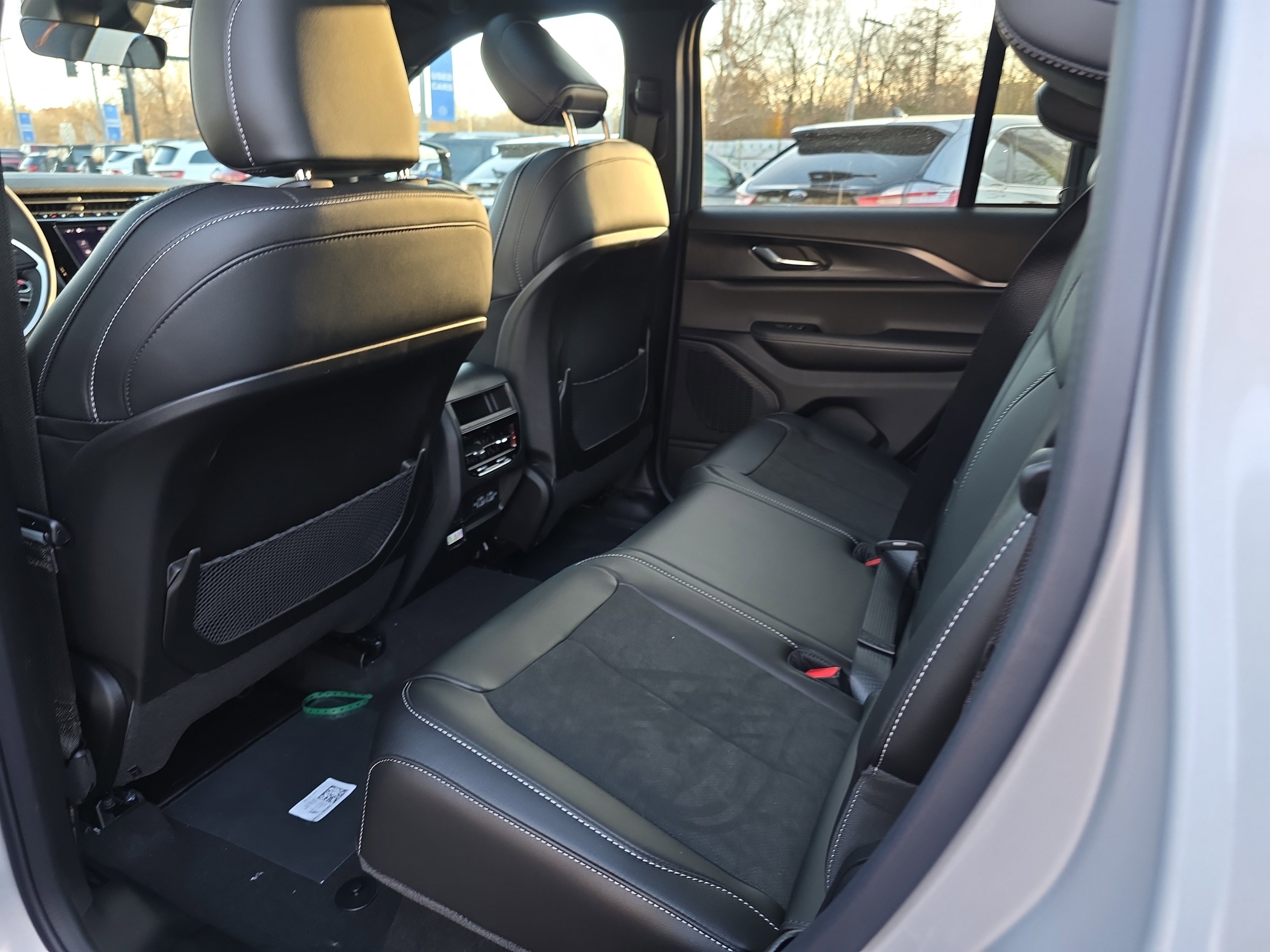 New 2025 Jeep Grand Cherokee Altitude image 13