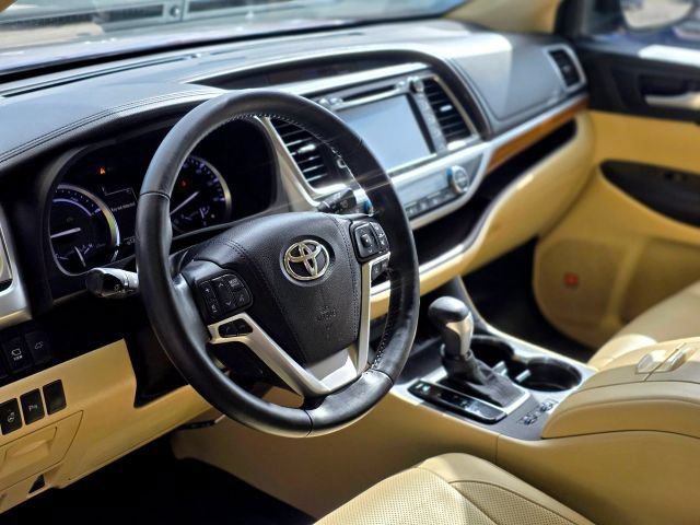 Used 2017 Toyota Highlander Limited Platinum AWD/4WD image 16