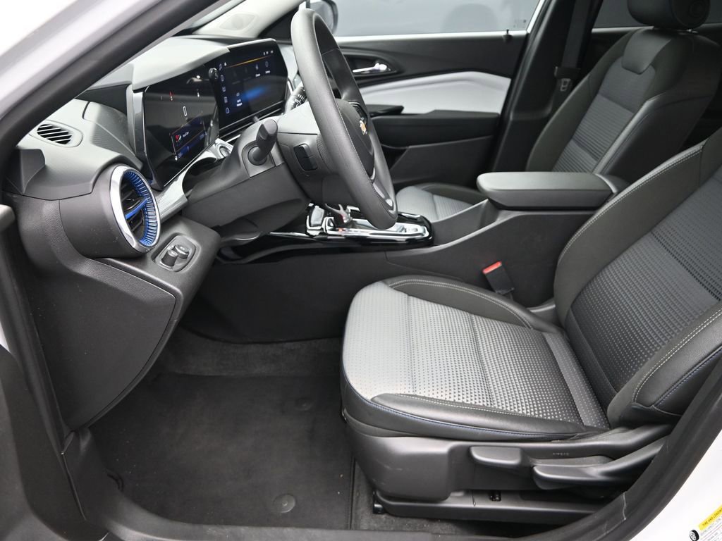 Used 2025 Chevrolet Trax LT image 13