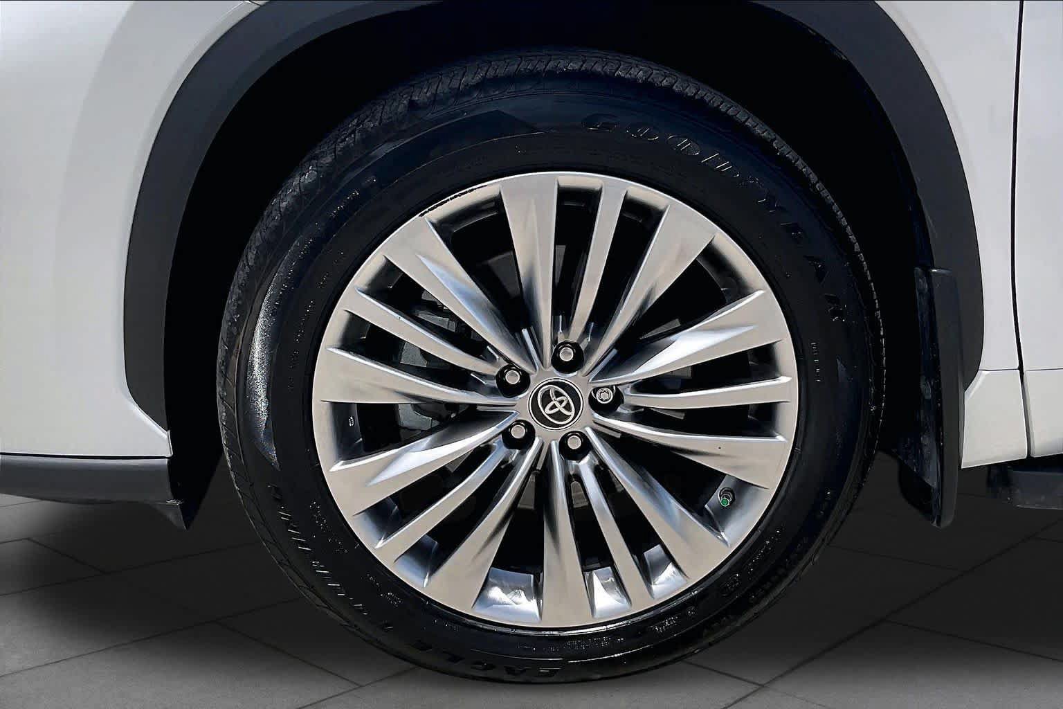 Used 2025 Toyota Highlander Platinum AWD/4WD image 11