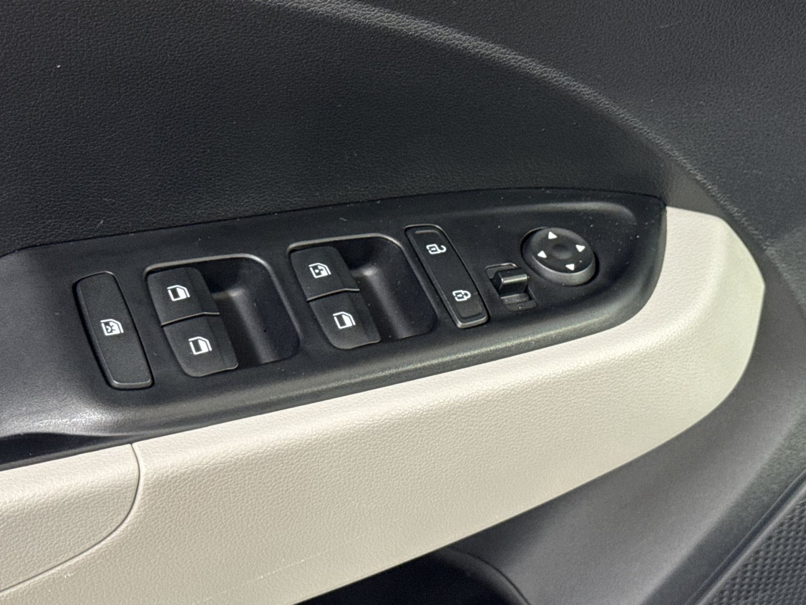 Used 2025 Hyundai Venue SEL FWD image 27