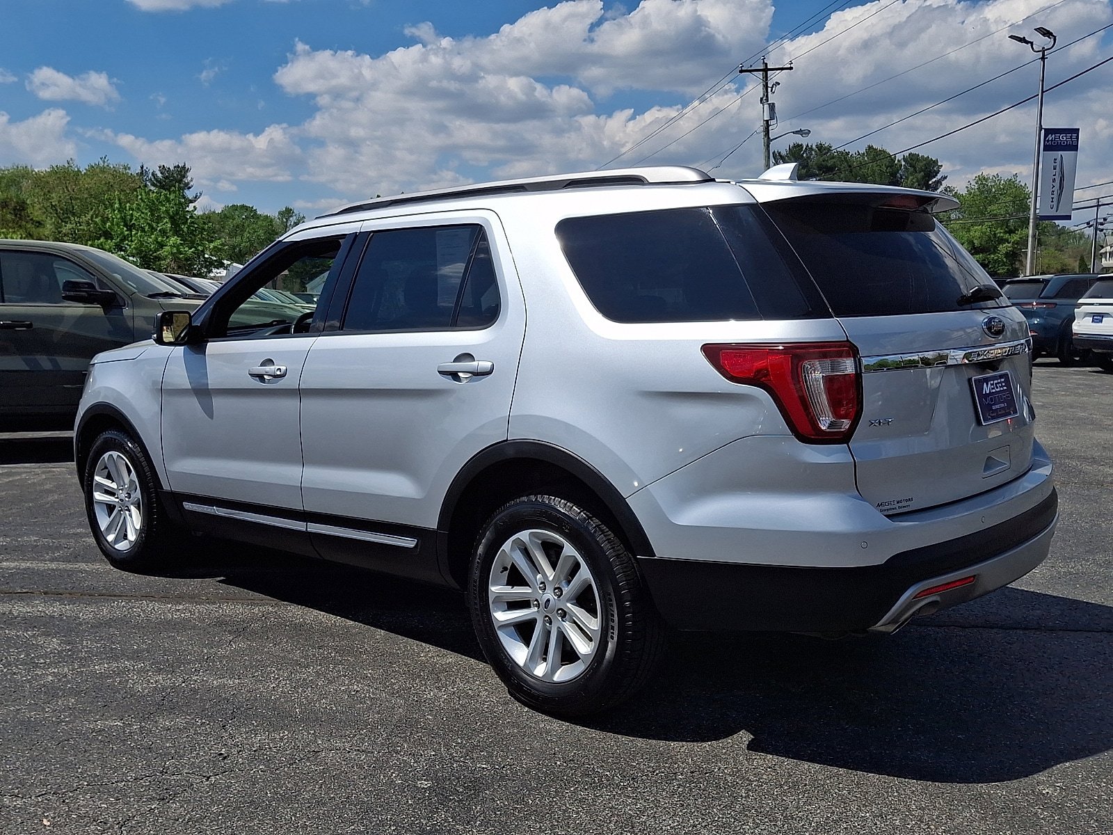Used 2017 Ford Explorer XLT w/ Equipment Group 201A image 4