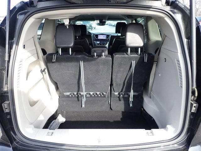Used 2023 Chrysler Pacifica Touring-L image 8