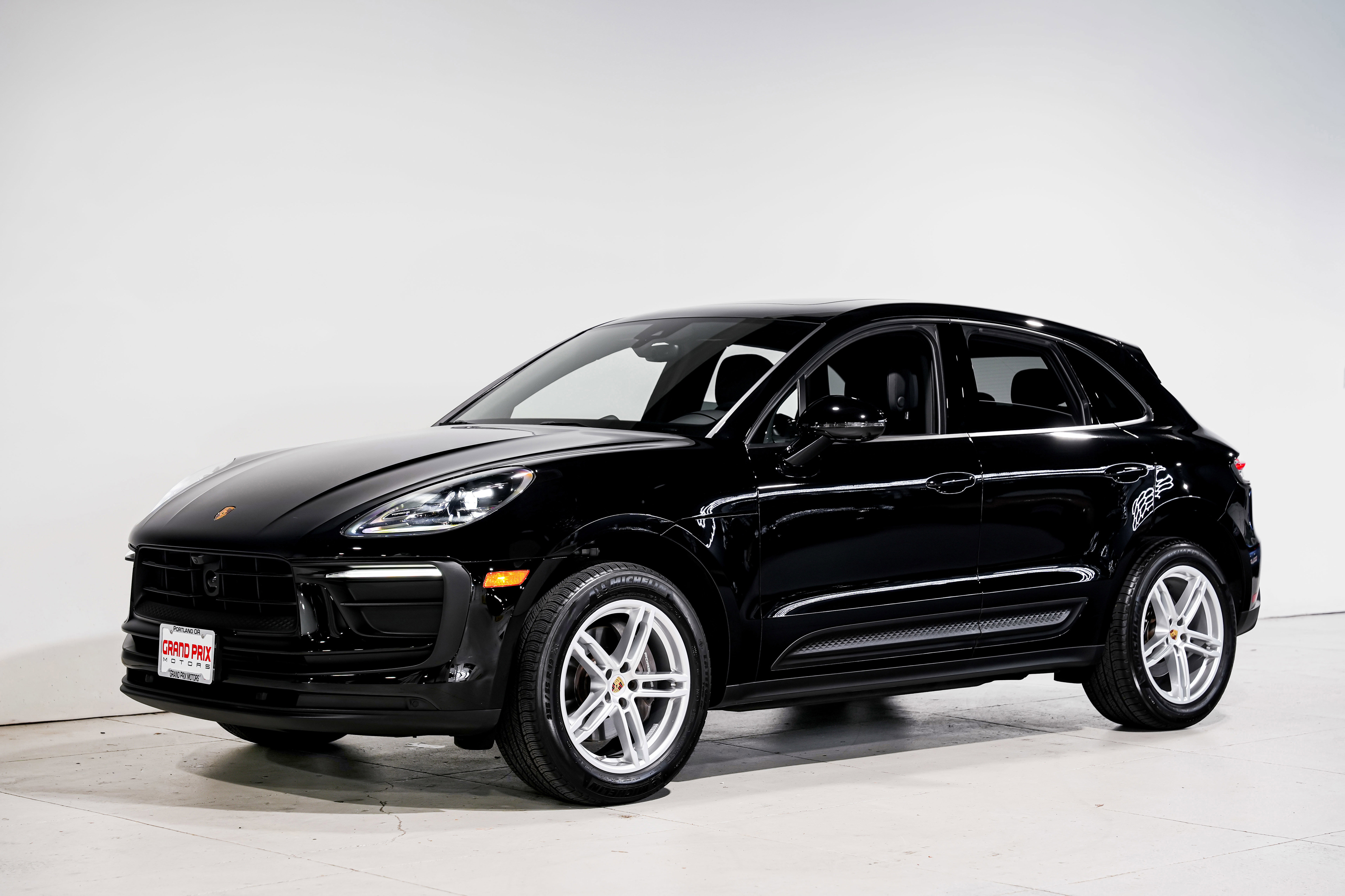 Used 2024 Porsche Macan image 6