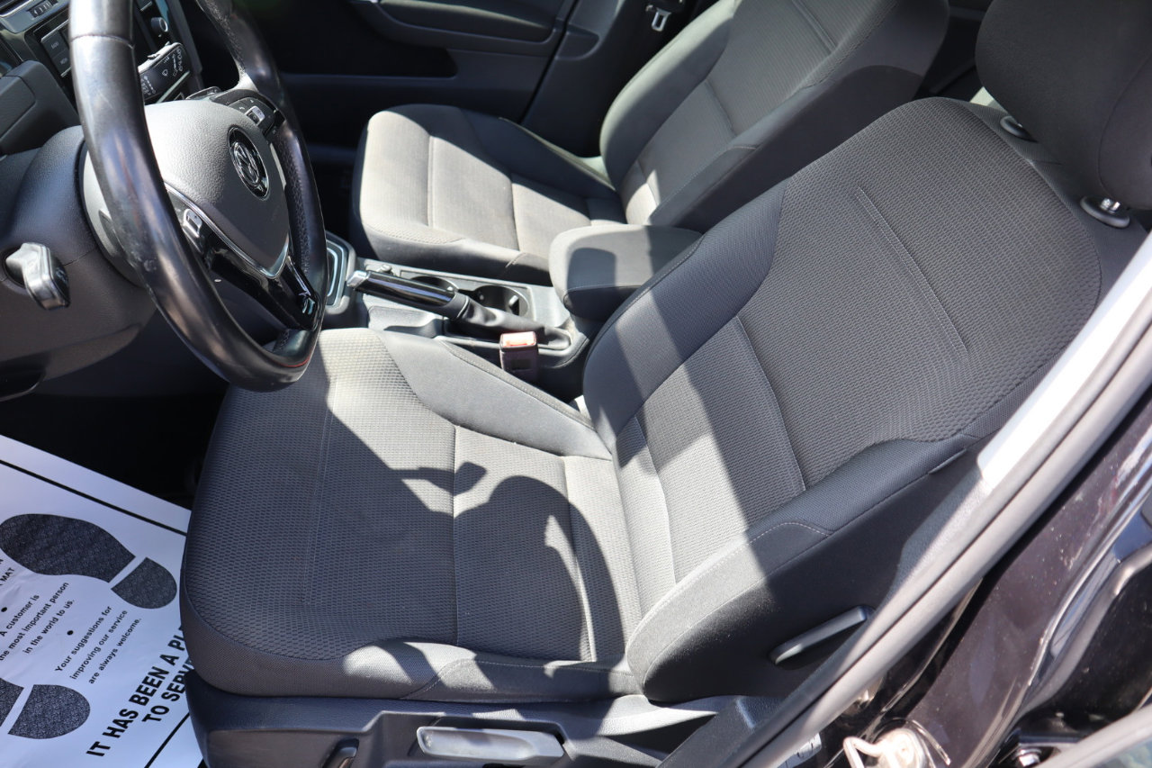 Used 2018 Volkswagen Golf S image 17