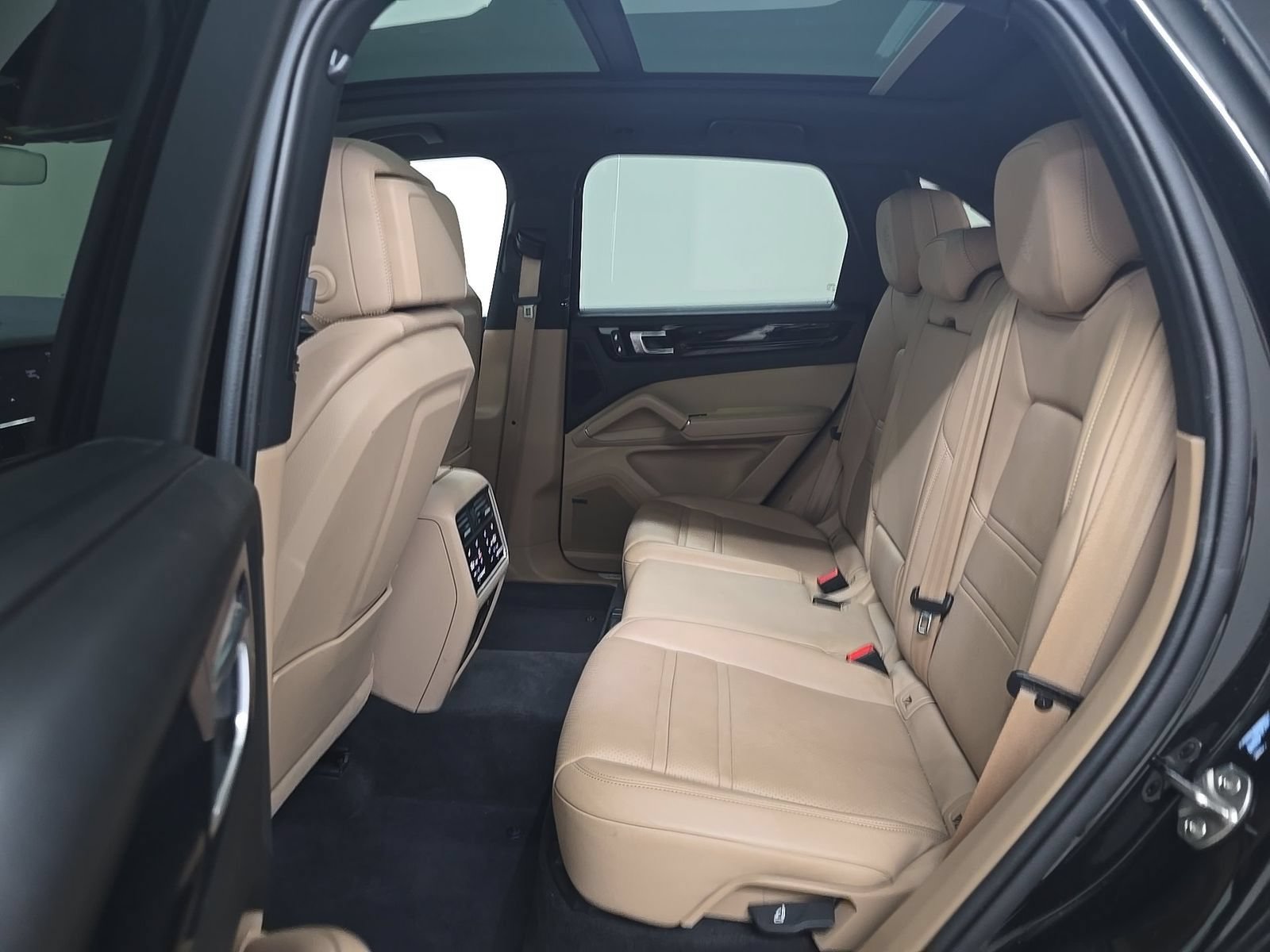 Used 2023 Porsche Cayenne Platinum Edition AWD/4WD image 7