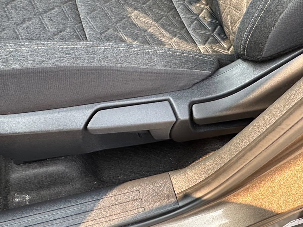 Used 2025 Nissan Kicks SV AWD/4WD image 18