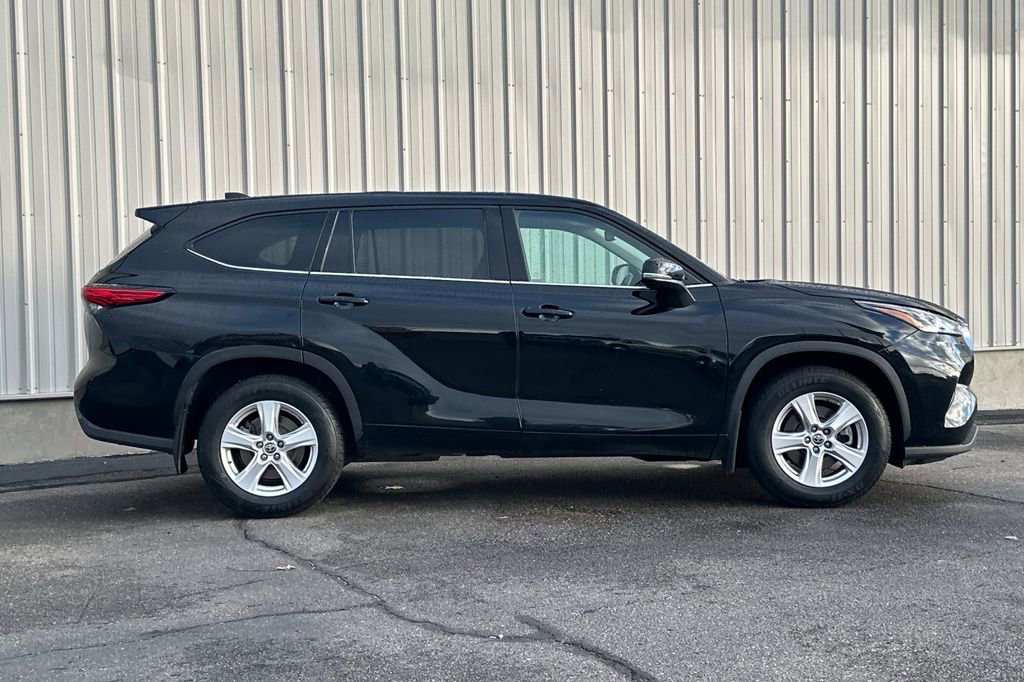 Used 2022 Toyota Highlander LE image 3