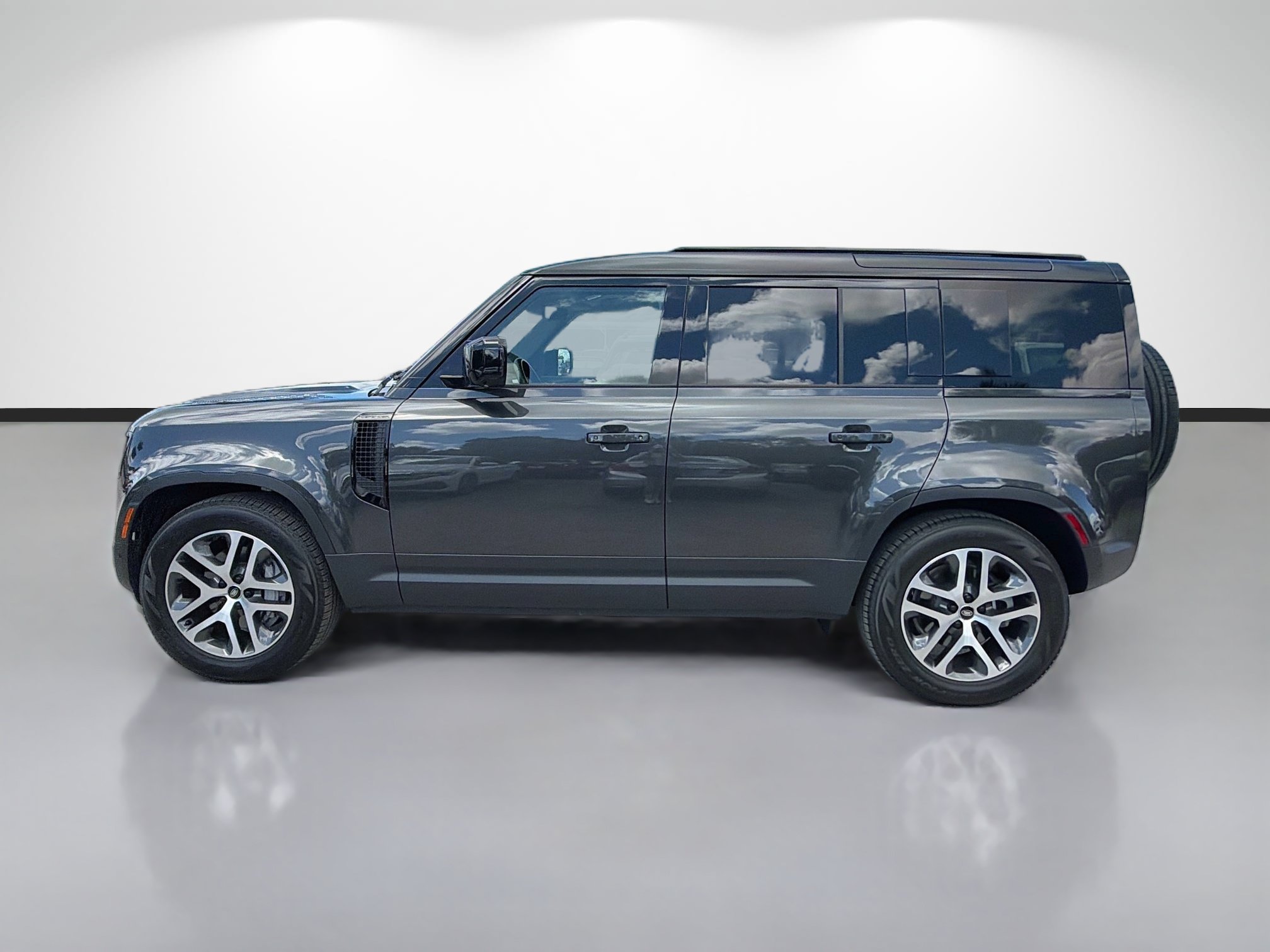 Used 2025 Land Rover Defender 110 S AWD/4WD image 2