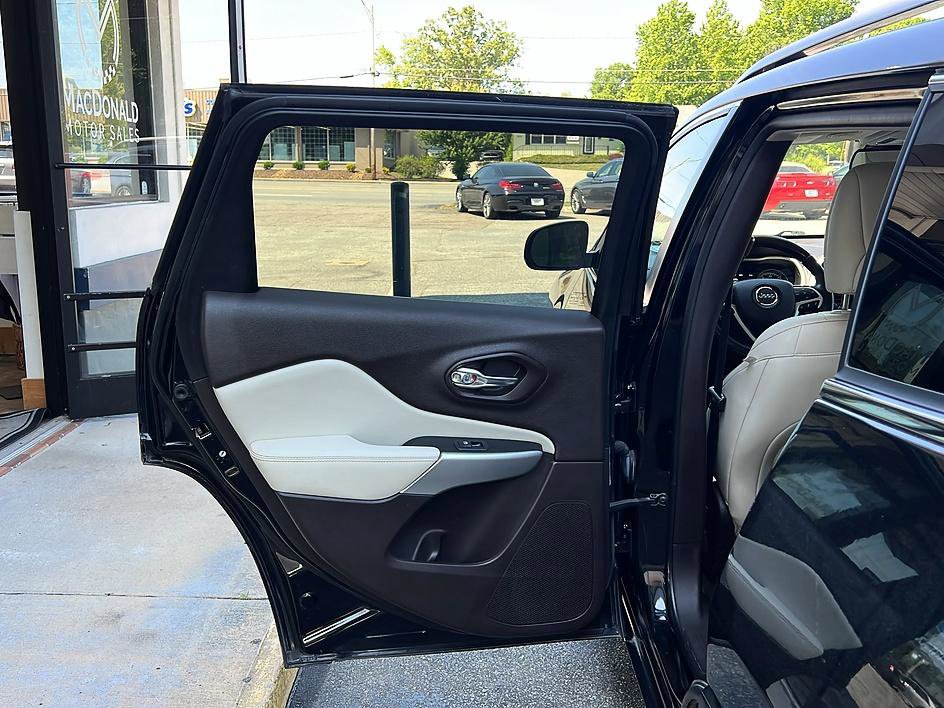 Used 2018 Jeep Cherokee Overland w/ Technology Group FWD image 30