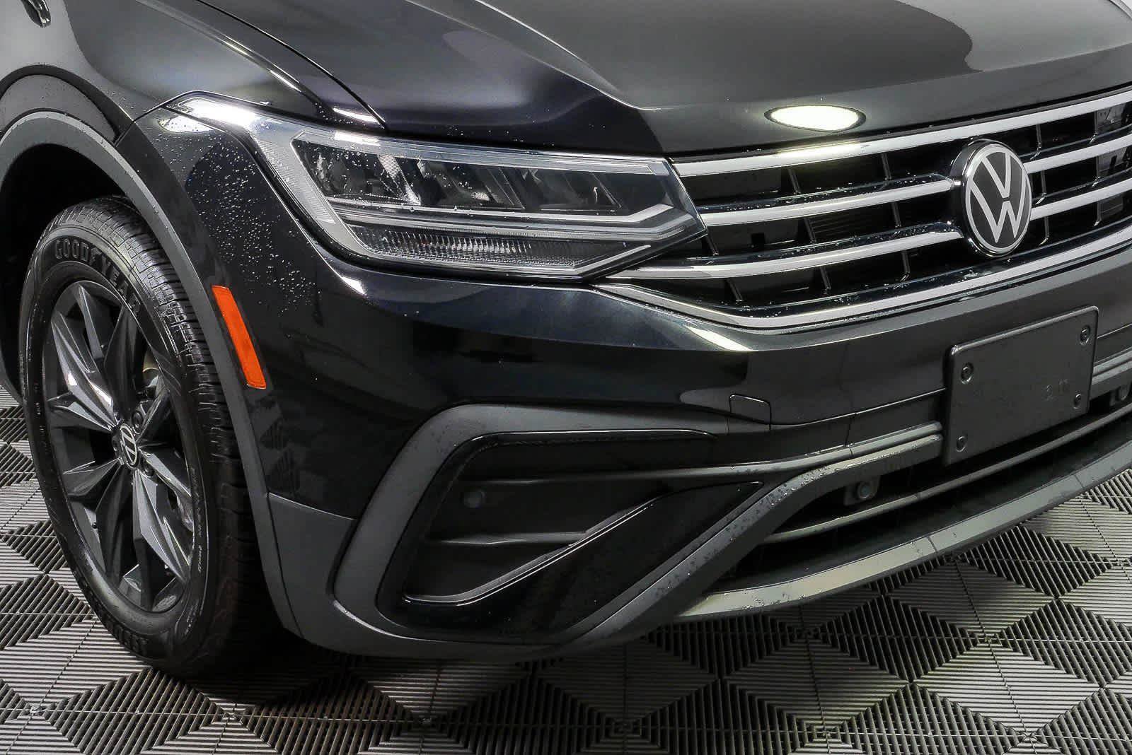 Certified 2024 Volkswagen Tiguan SE FWD image 36